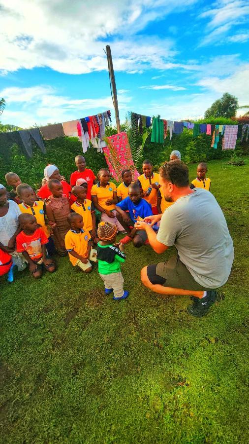 Lights Of Kazinga Orphanage And Homestay Rubirizi Bagian luar foto